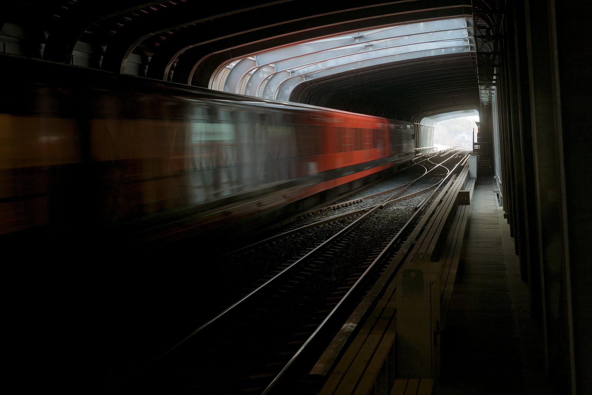 Metrotåg i tunneln.